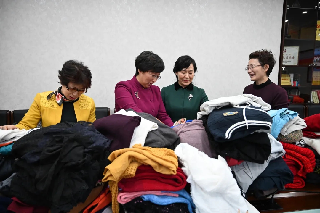 省妇联系统举办“衣缘助力” 爱心物资捐赠活动(图1) 省妇联系统举办“衣缘助力” 爱心物资捐赠活动(图1)