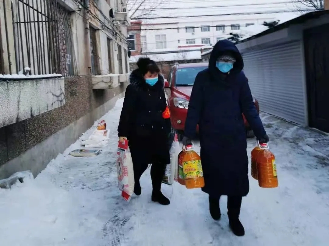 绥化市妇联深入帮联小区引导居民积极抗疫(图2)