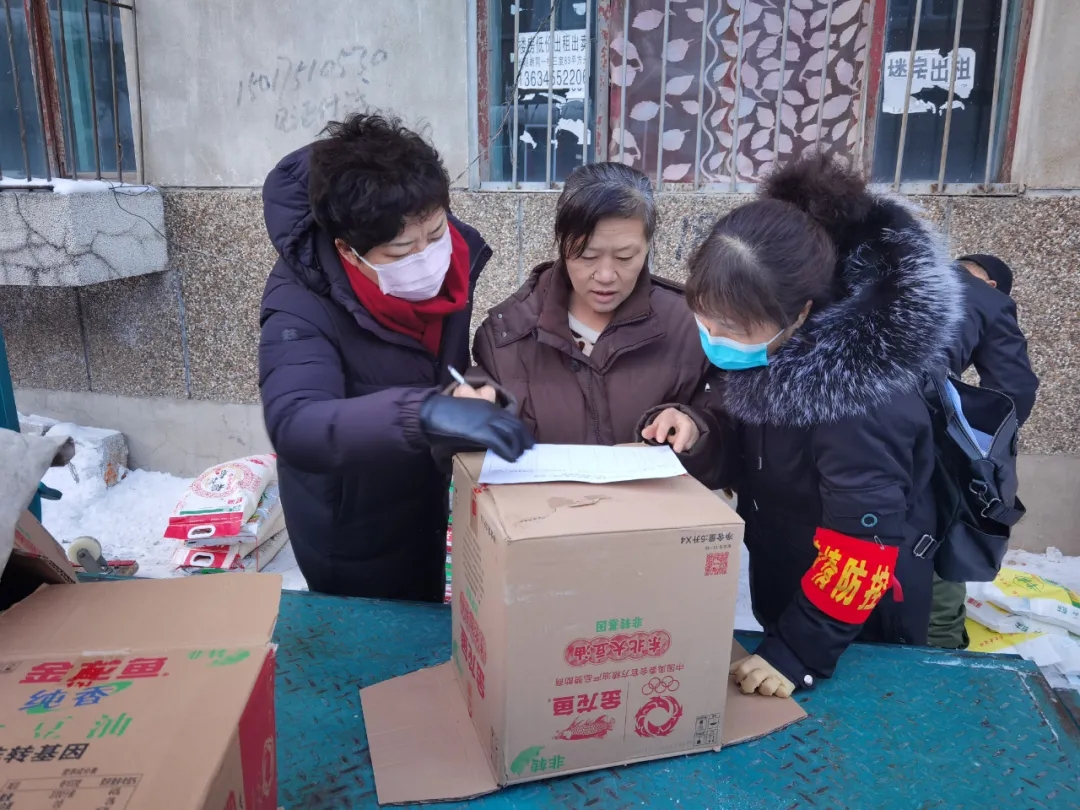绥化市妇联深入帮联小区引导居民积极抗疫(图1)