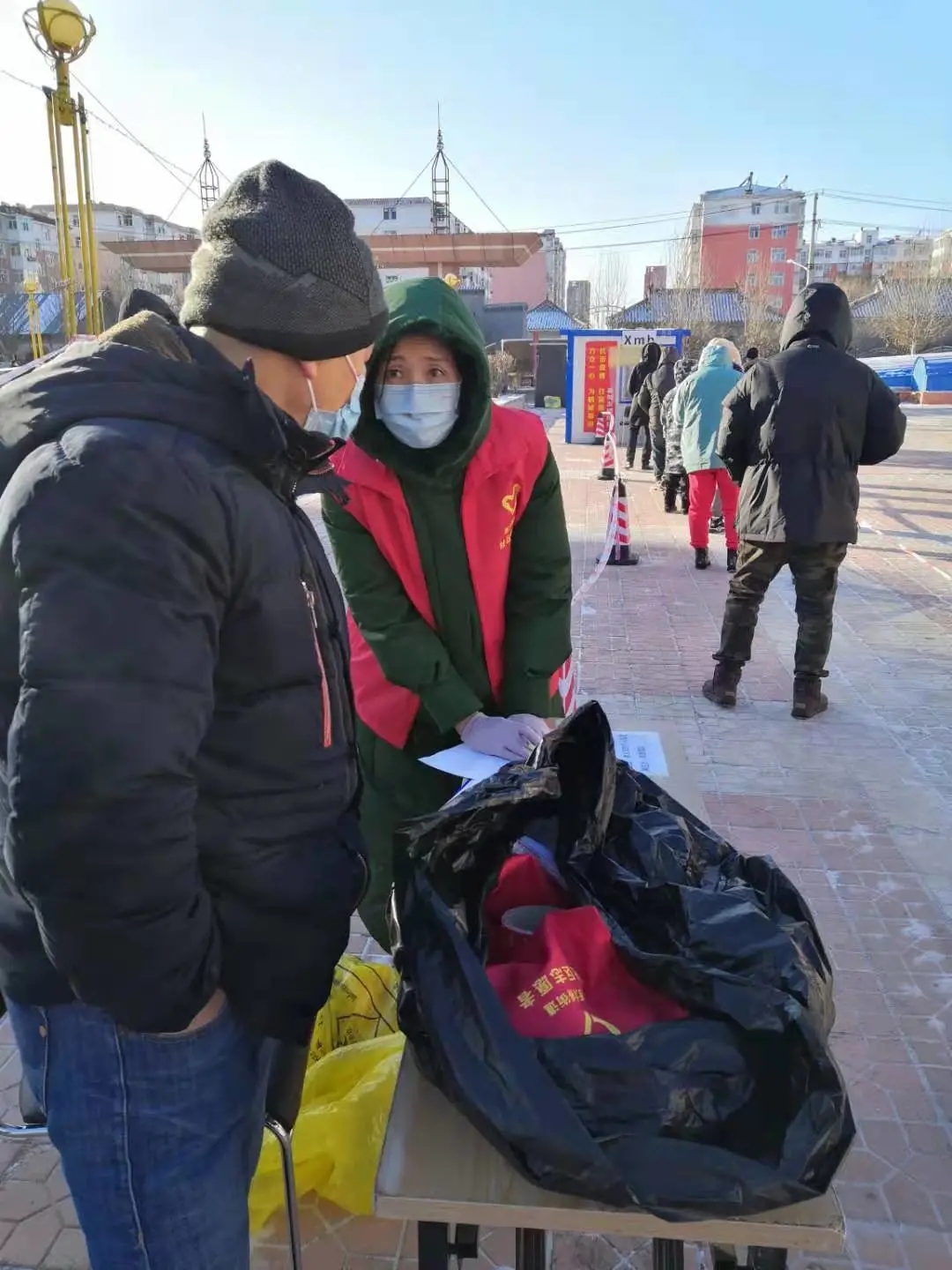 履行党员义务 担当防疫使命——齐齐哈尔市妇联党员干部进社区再行动(图2)