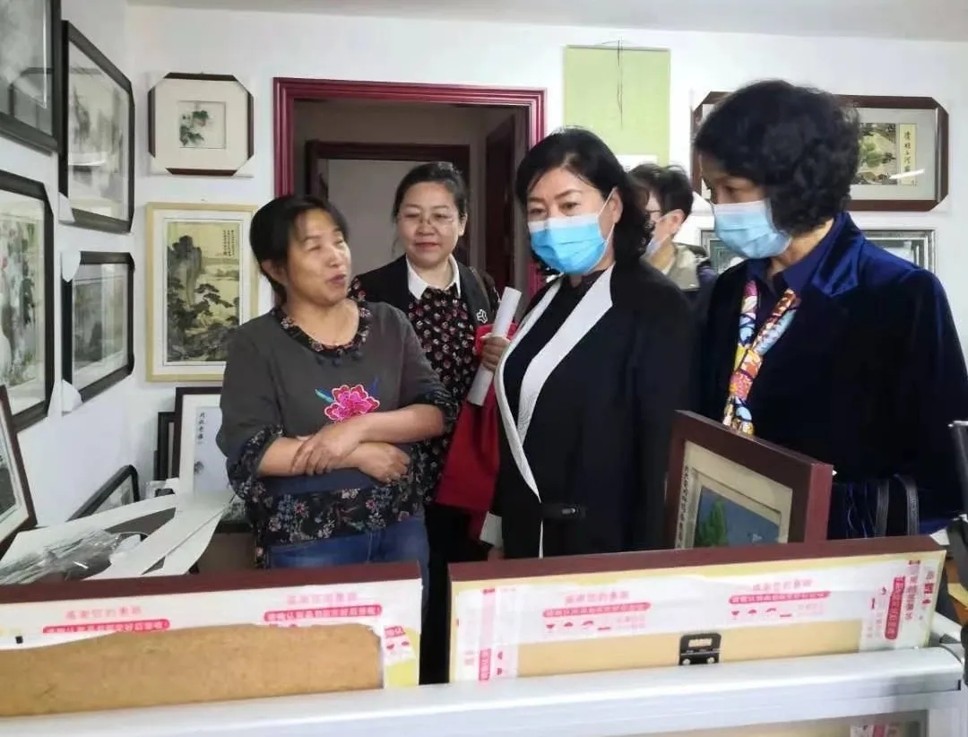 大兴安岭地区妇联深入加区兴安娟绣工作室调研指导(图1) 大兴安岭地区妇联深入加区兴安娟绣工作室调研指导(图1)
