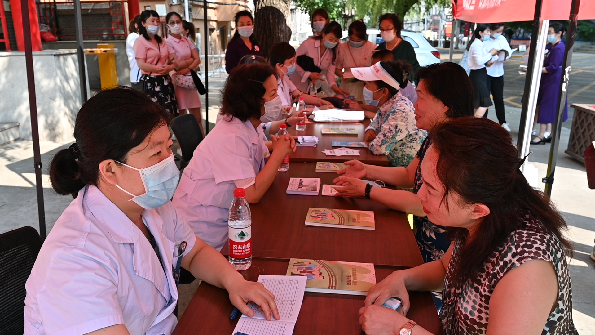 黑龙江省妇女联合会携手 哈尔滨医科大学附属第一医院癫痫中心 开展“学党史办实事----癫痫关爱在社区” “6.28国际癫痫关爱日”科普讲座、专家义诊活动(图6) 黑龙江省妇女联合会携手 哈尔滨医科大学附属第一医院癫痫中心 开展“学党史办实事----癫痫关爱在社区” “6.28国际癫痫关爱日”科普讲座、专家义诊活动(图6)